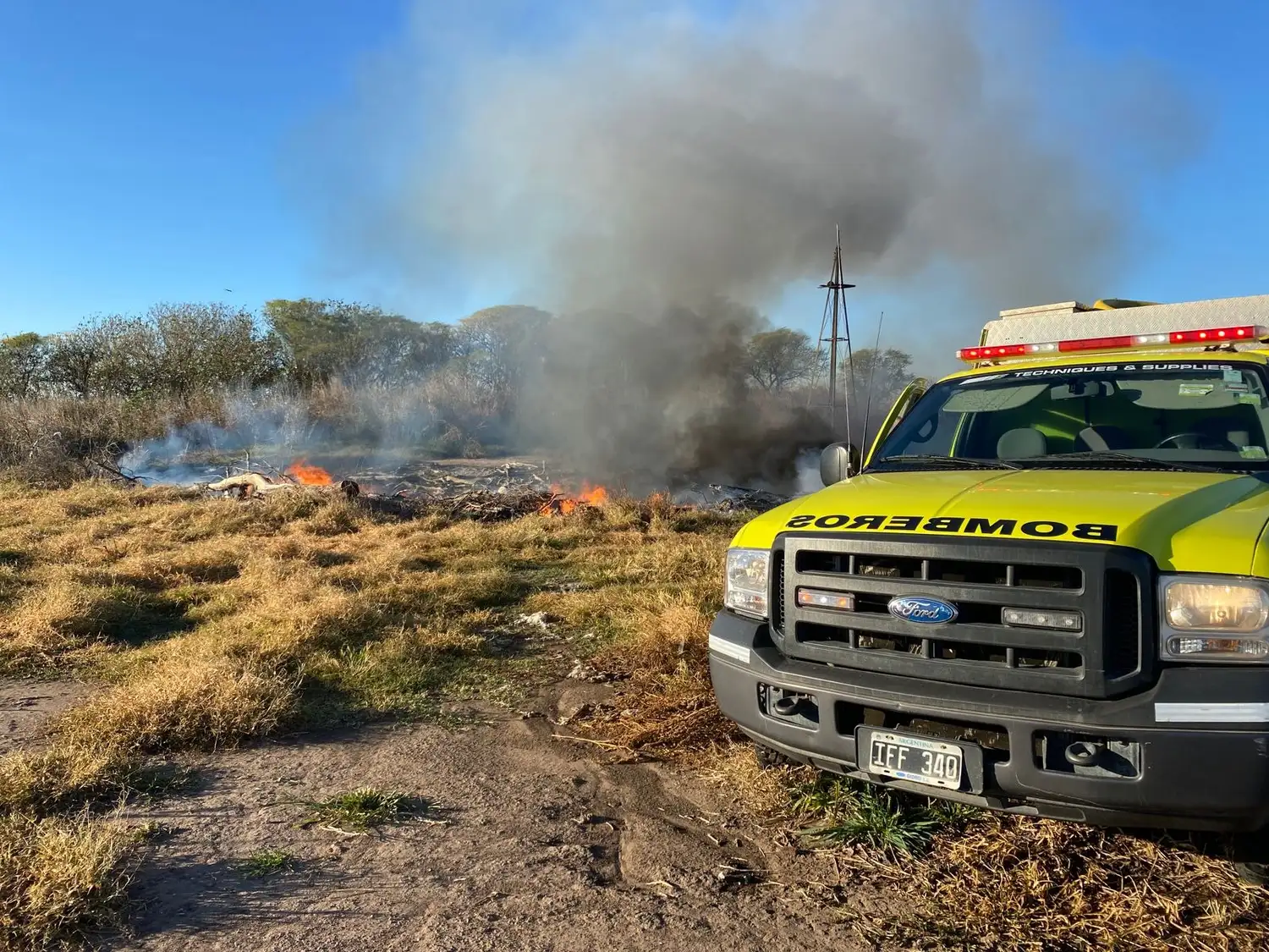Bomberos sofocaron las llamas.