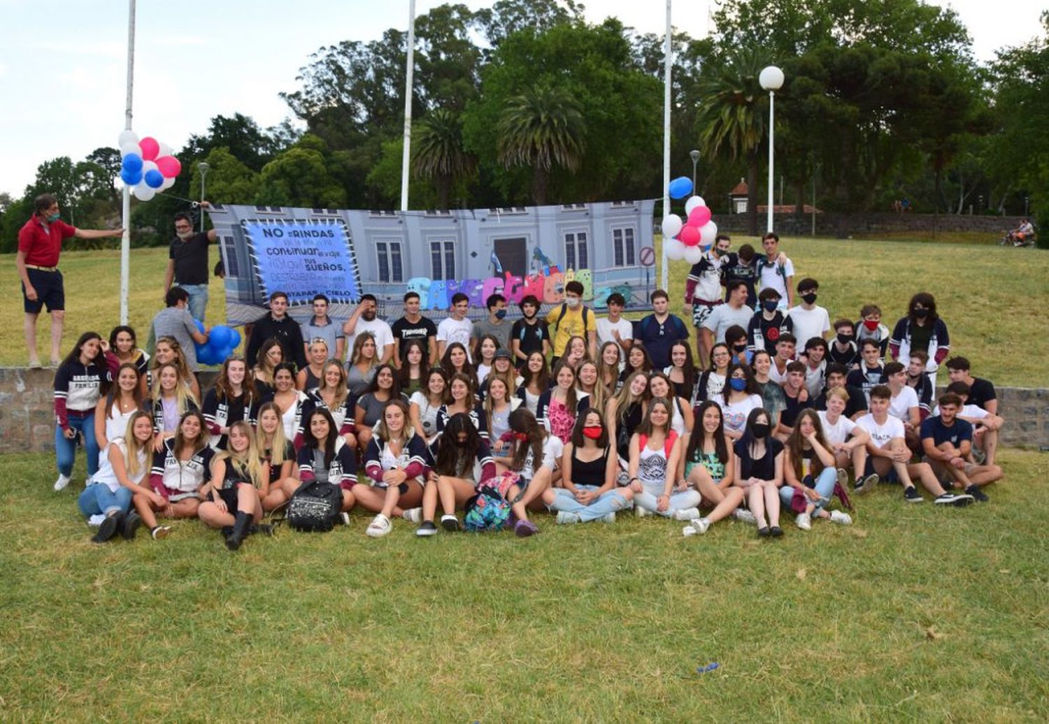 Padres de egresados de SAFA los sorprendieron con una bandera y el reencuentro de todos los compañeros