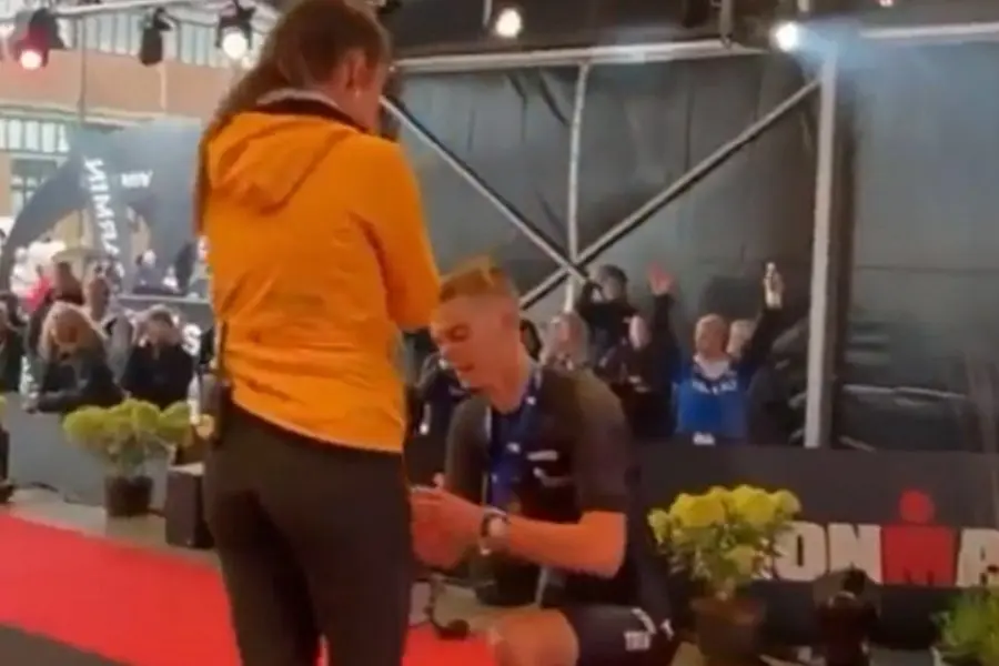 Viral: un atleta le propuso matrimonio a su pareja tras una competencia y sufrió un inesperado problema