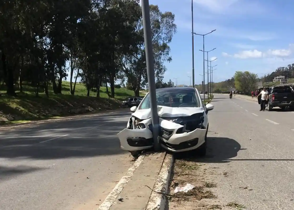 Hospitalizaron a la ocupante de un auto que chocó contra un poste de alumbrado 