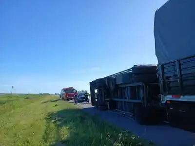 Bache en la Autovía 14 ocasionó el vuelco de un acoplado y generó largas demoras