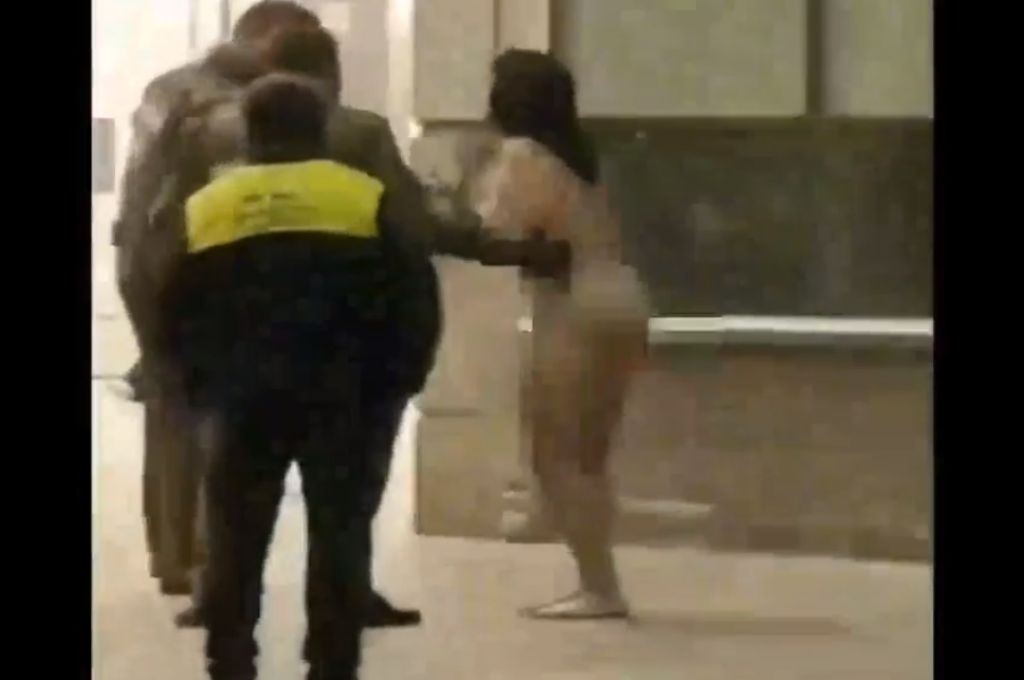 Mujer desnuda en el aeropuerto
