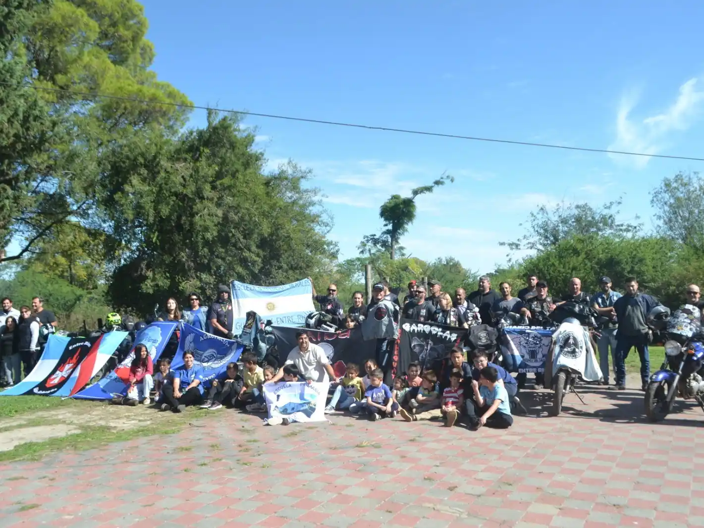 Moteros y algunos directivos de escuelas beneficiadas posaron para las cámaras.