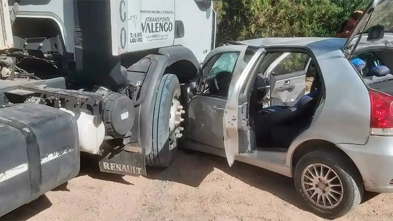 Violento choque: un auto quedó incrustado debajo de un camión