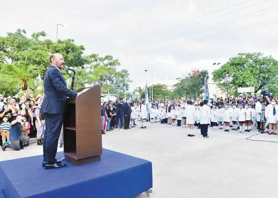 Insfrán tomó la promesa de lealtad a la Bandera provincial