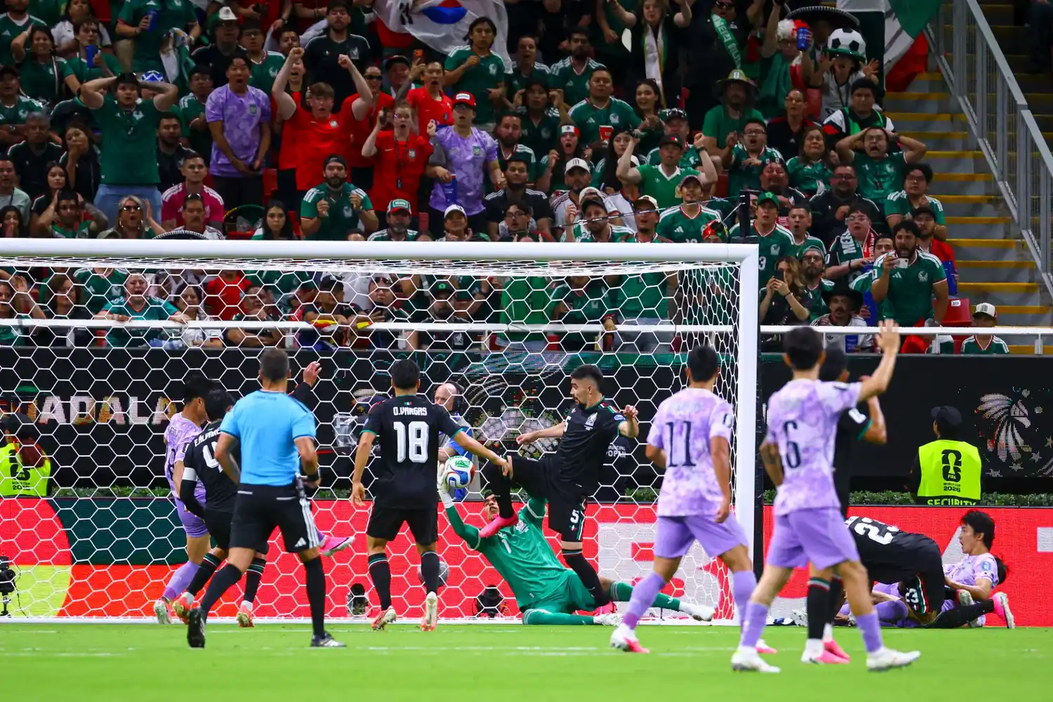 Ajustado triunfo para uno de los anfitriones que es el primer clasificado a 16avos. de final. Foto: Reuters