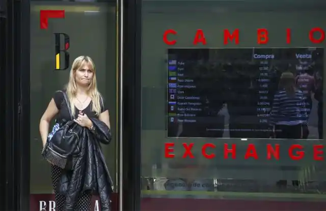 El dólar sigue estable en $62,25 y el blue cerró a $68
