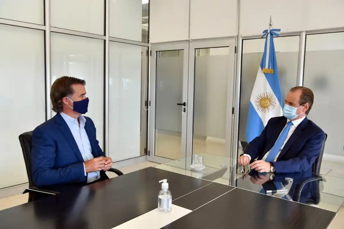 Piaggio viajó a Paraná para firmar el contrato de obra para restaurar un importante espacio público de la ciudad