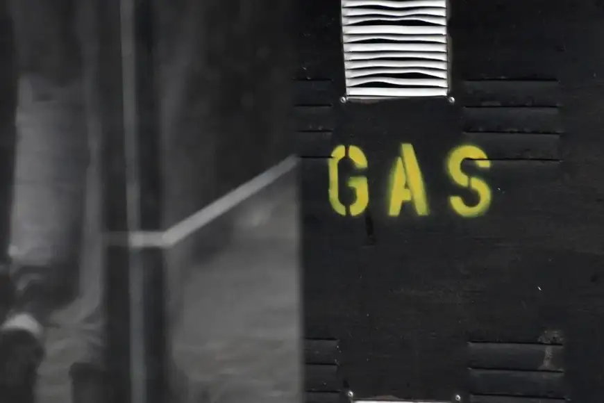 Gas