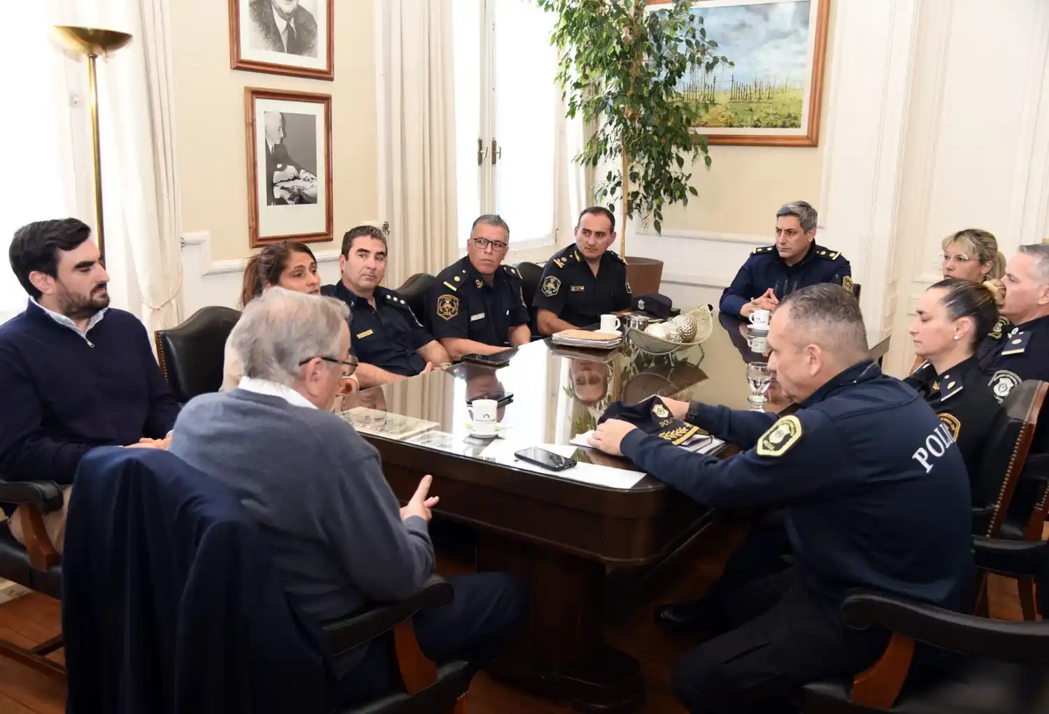 Lunghi se reunió con autoridades policiales locales