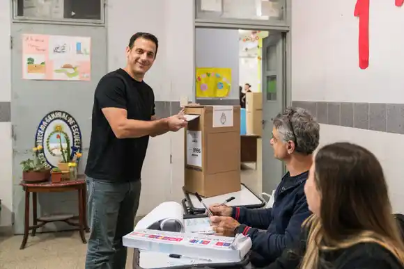 Julián Álvarez votó en Lanús: "La jornada está transcurriendo con normalidad en nuestra ciudad”