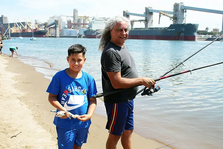 Los turistas también eligen Necochea para tirar la caña