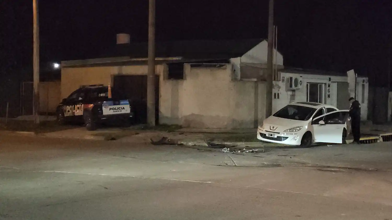 Accidente de transito choque patrullero policia auto ambulancia noche urgente - 3