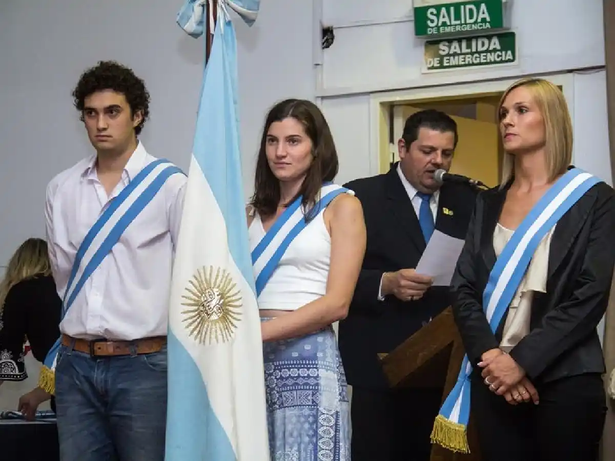 La primera escolta de la bandera  mayor de la Universidad de  Villa María es una alumna del Cusf  