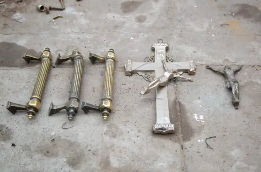 Allanaron desarmaderos en Rosario y secuestraron placas de cementerio, crucifijos, cables y medidores de gas