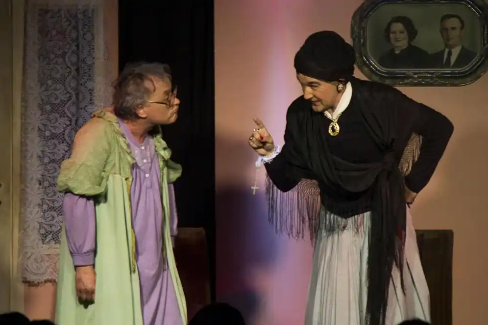 Una obra que invita a ver el mundo a través del delirio de dos ancianas