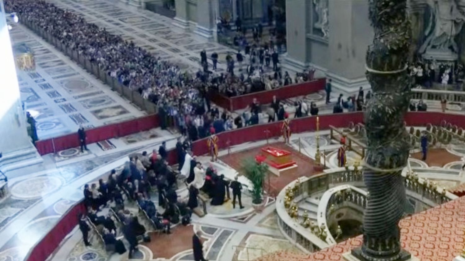 🔴 En vivo desde el Vaticano: miles de fieles de todo el mundo ya despiden a Francisco, el Papa del pueblo