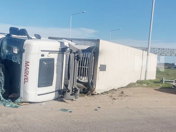 Un camión volcó en la ruta 14 cerca del acceso a Federación