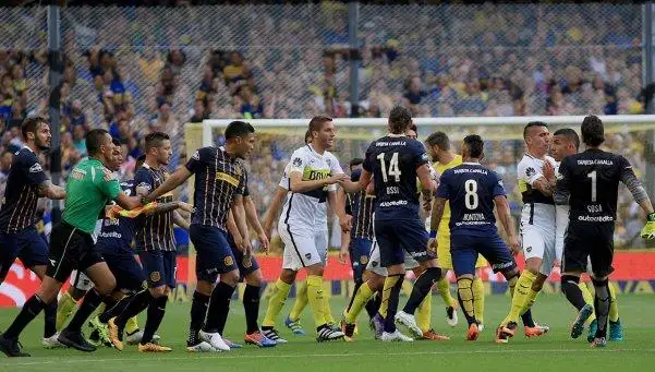 Boca no pudo tomarse revancha de Central en un partido caliente