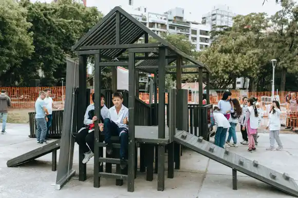 Alumnos de sexto año fabricaron un juego inclusivo en Plaza Mitre