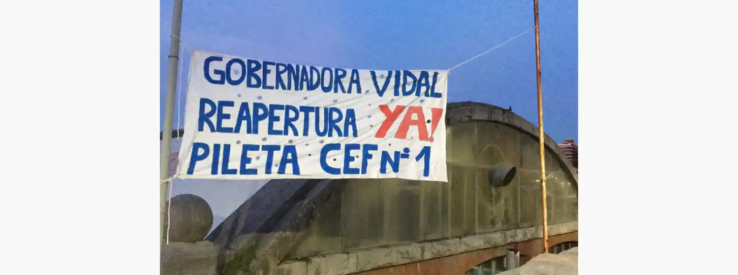 Docentes y alumnos siguen reclamando por la reapertura de la pileta del CEF