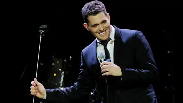 Michael Bublé cantó bajo la lluvia ante miles de fans y dijo "Argentina es mi país"