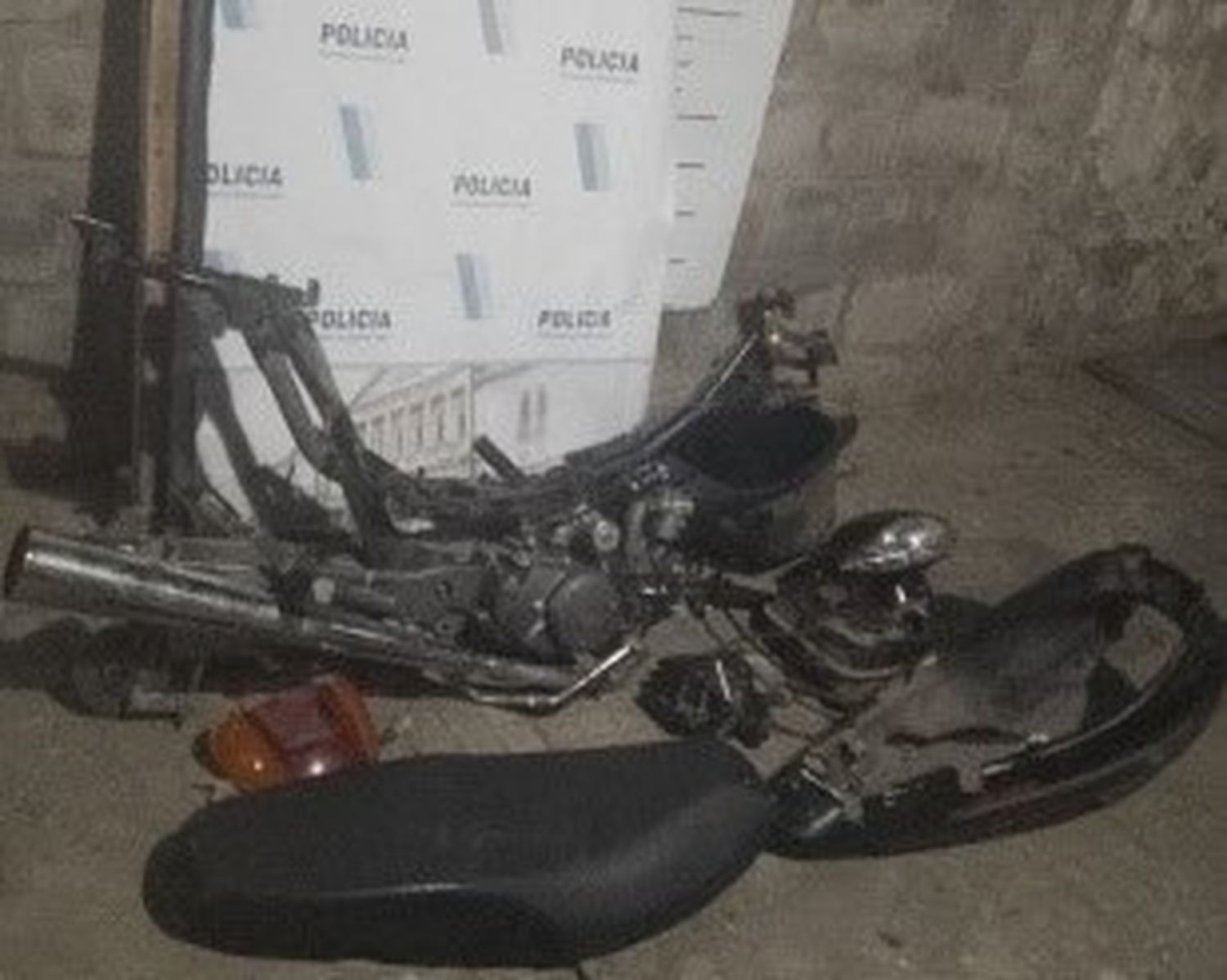 Lo pescaron cuando desarmaba la moto que había robado