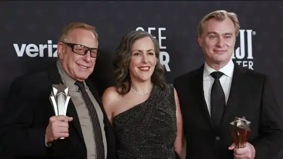 «Oppenheimer» se alza en los Critics Choice Awards