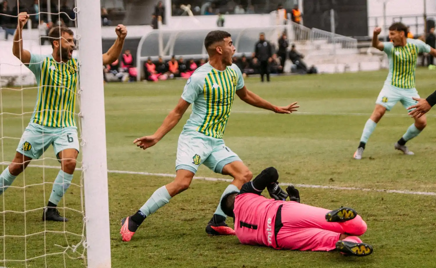 Elías Torres celebrando el gol que abrió el marcador. (Foto: Prensa Aldosivi)