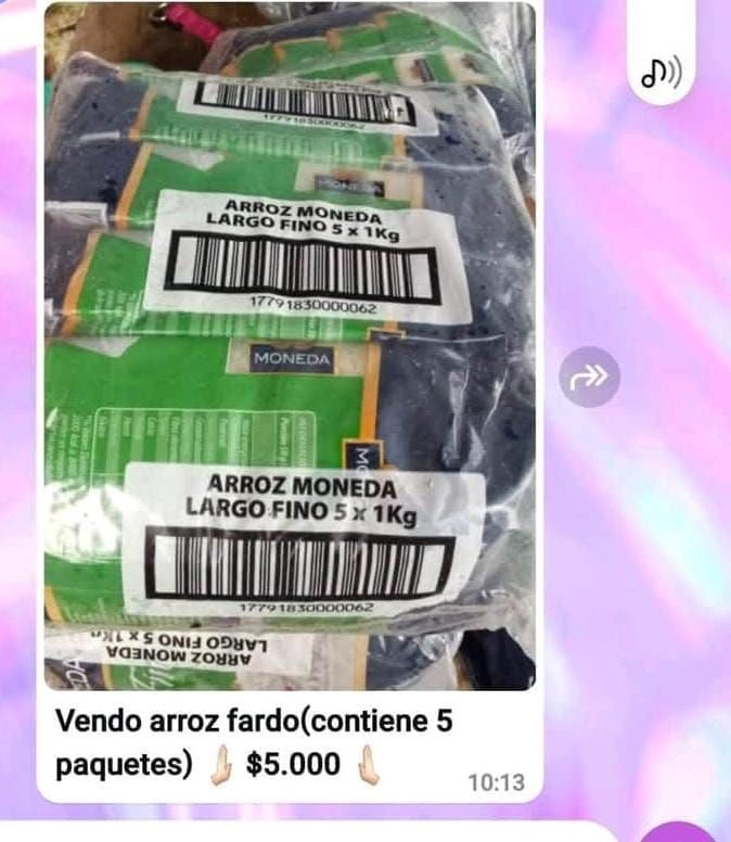 Tras el vuelco del camión , se empezó a vender el arroz
