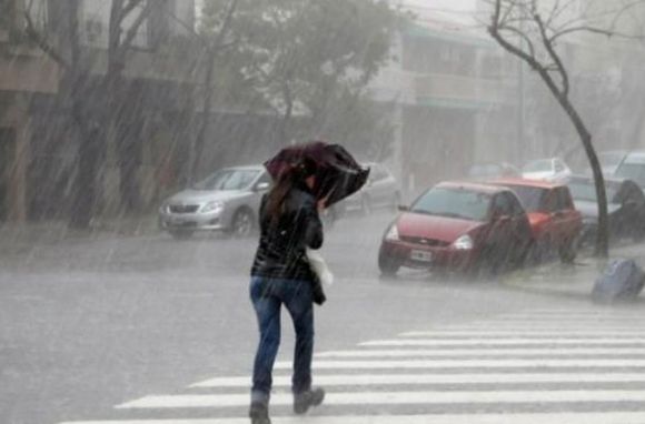 La alerta meteorológica escaló a naranja y cayó granizo en Rosario