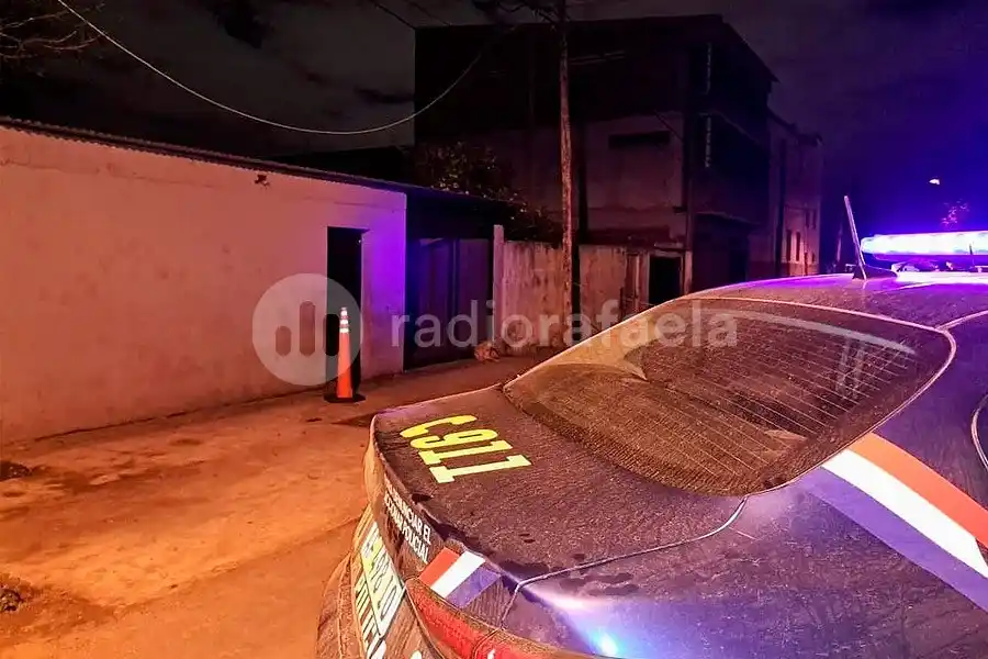 Con un arma de fuego en la mano amenazó a una familia: cuando intervino la Policía, los atacaron a “cascotazos”