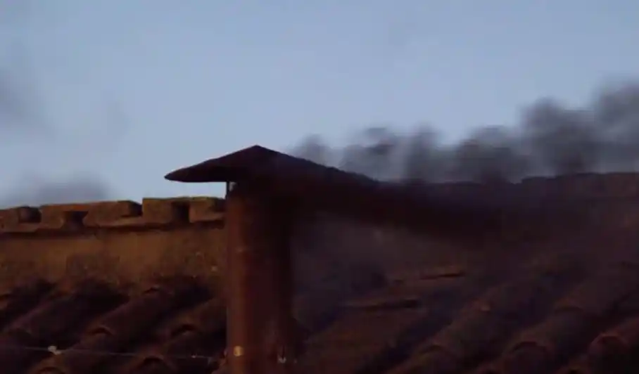 «FUMATA NEGRA»: cardenales no logran elegir al sucesor de Francisco en el primer intento (+Video)