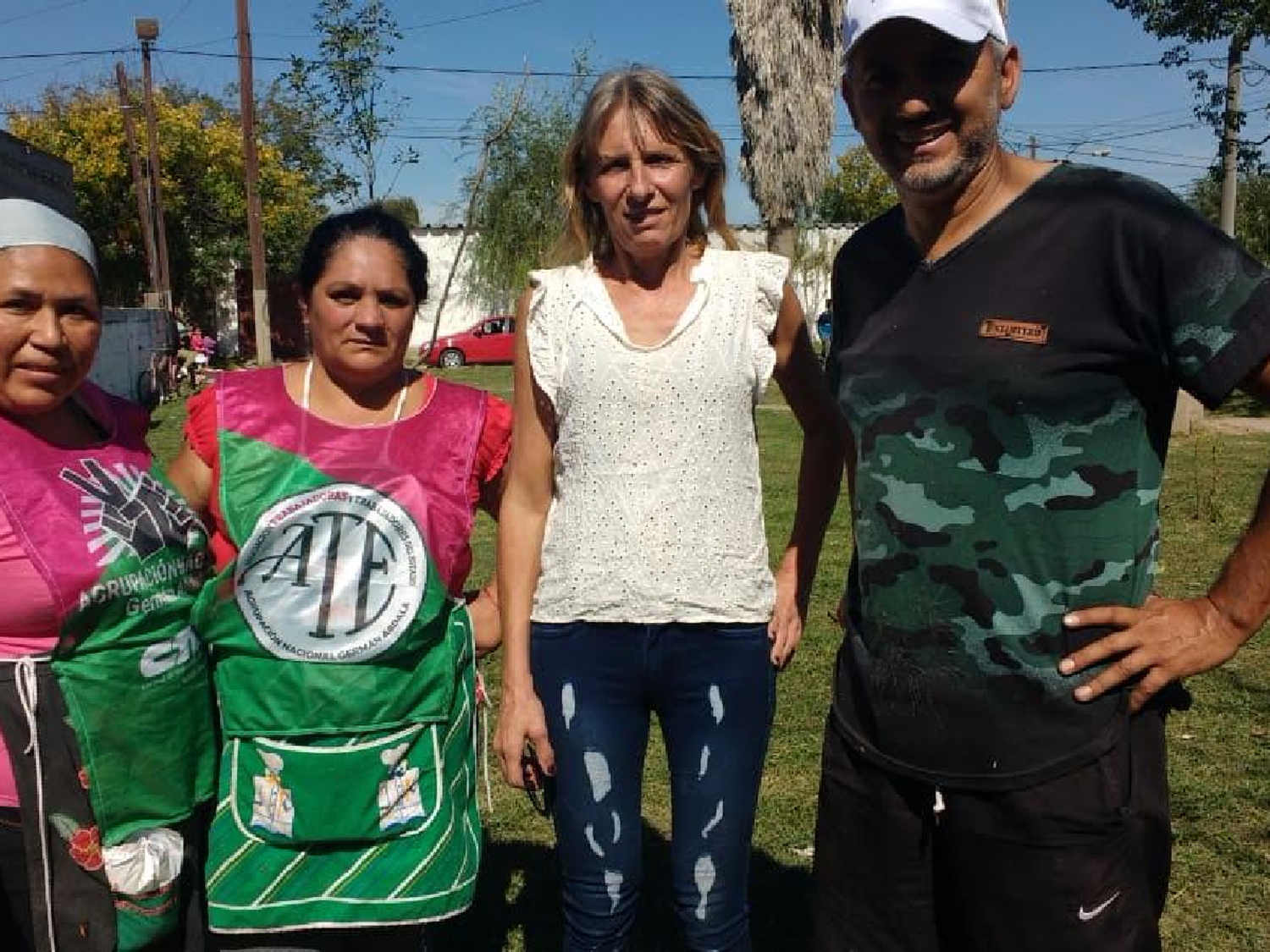 Realizan olla popular contra el hambre en la plaza de barrio La Milka