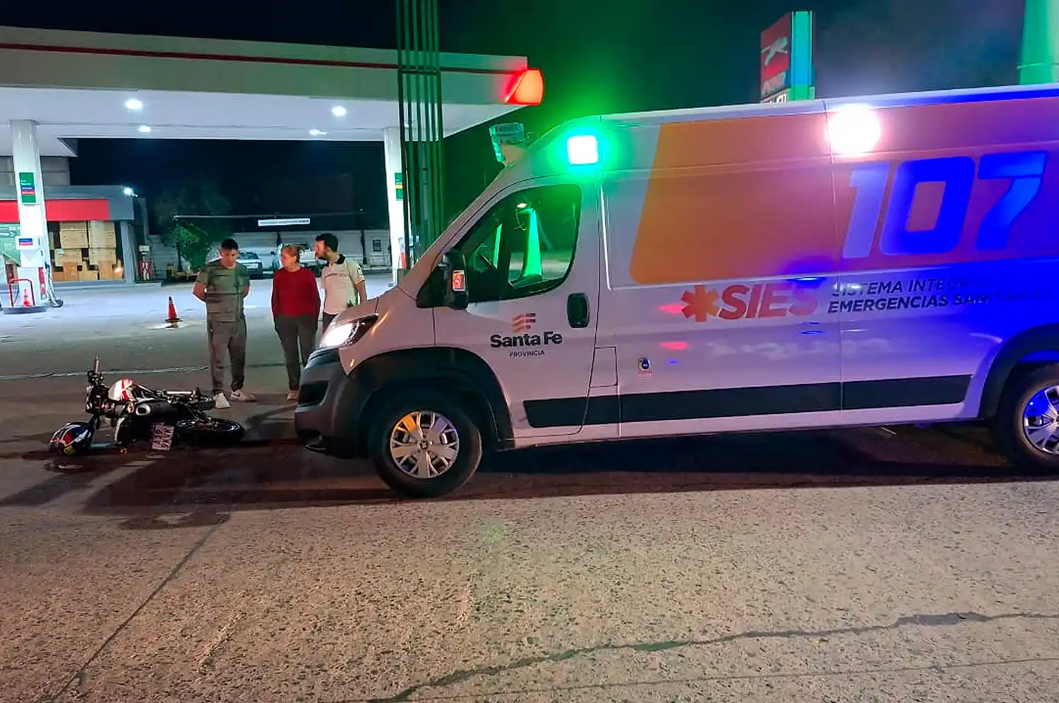 accidente choque auto noche moto sies 107 ambulancia - 1