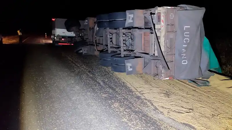 El reventón de un neumático desencadenó el vuelco de un acoplado