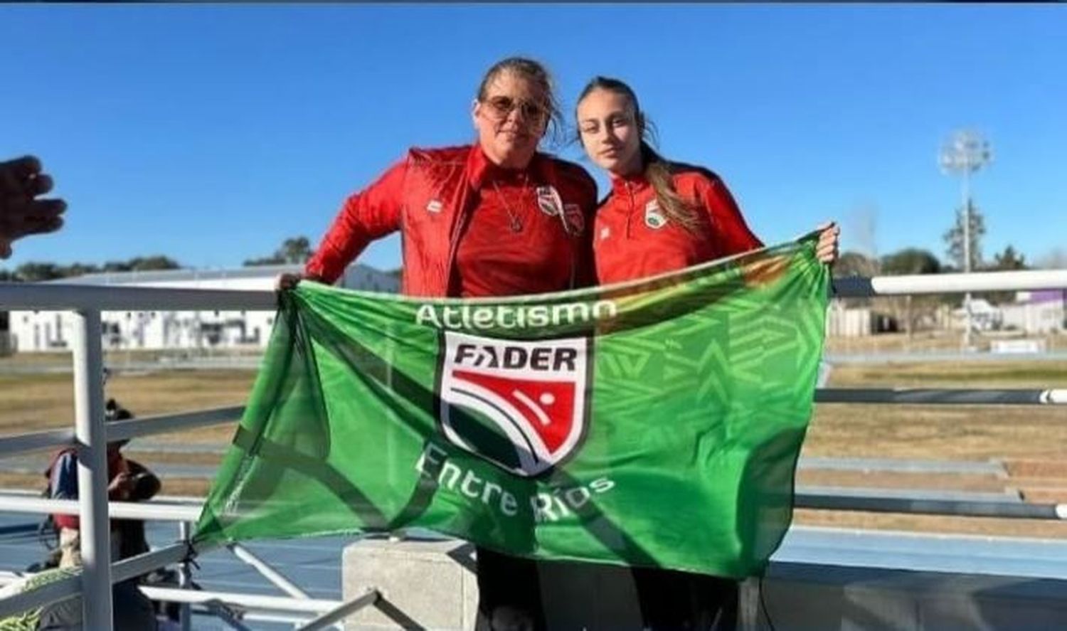 La entrenadora María Marta Giacopuzzi y la atleta Angelina Latterman.