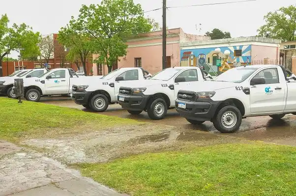 Entregaron diez camionetas para tareas de Vialidad