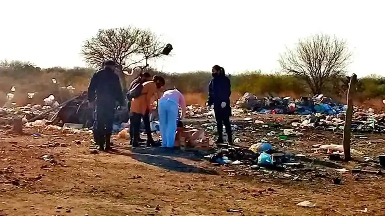 La policía acordonó el área donde fue hallado el cuerpo del bebé.