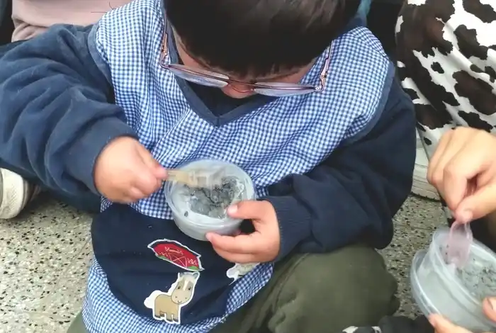 Arte, ambiente y memoria: familias del Jardín 926 del barrio Palermo probaron el Helado Piedra Movediza