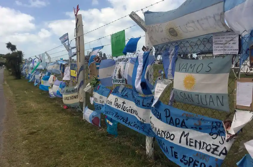 Submarino: familiares y amigos "se aferran a la fe y siguen rezando"