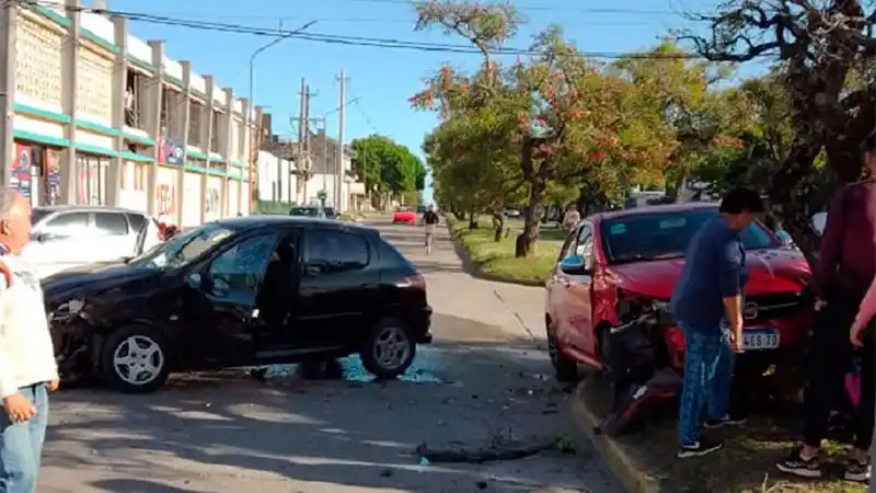 Fuerte choque entre dos autos: uno terminó sobre la vereda e impactó contra un árbol