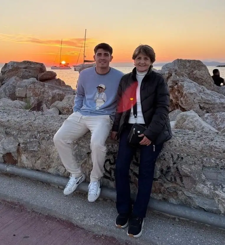 Con mi mamá en el puerto de Glyfada-