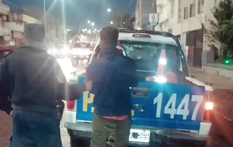 Violento asalto: Un hombre atacó con un cuchillo a una mujer para robarle