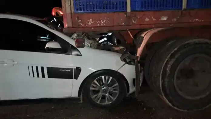 Un auto se incrustó en el acoplado de un camión en la Ruta 12