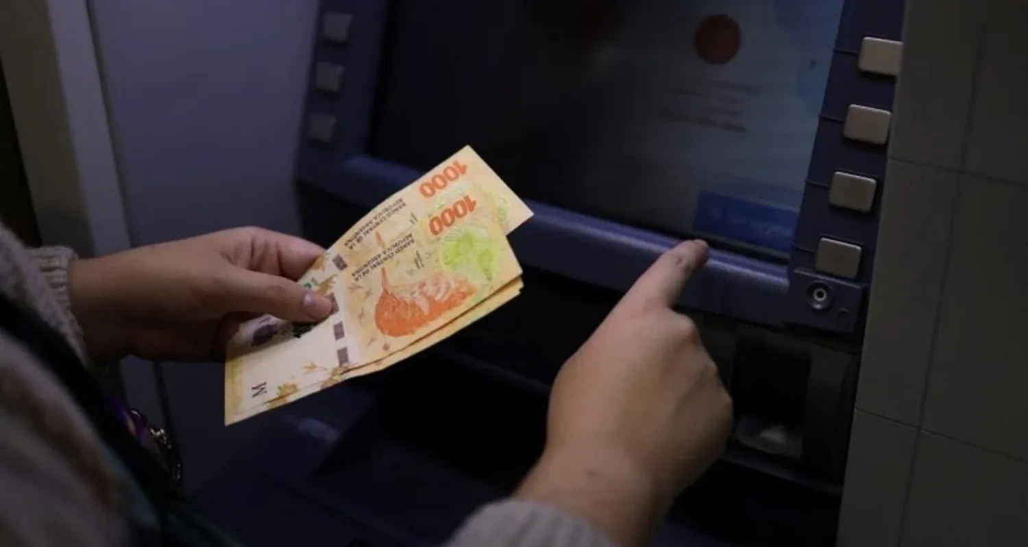 Los haberes llegarán con el 7% de aumento acordado en paritaria. Crédito: Reuters.