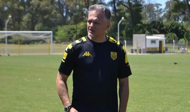 Cejas dejó de ser el técnico de Santamarina