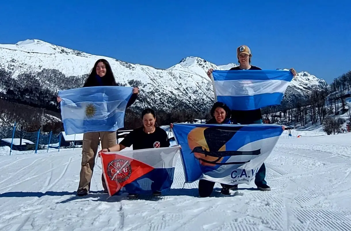 Equipo argentino. La entrenadora Águeda Borrelli, junto a Julieta Pascolat, Baltazar Bercic y Micaela Pafumi