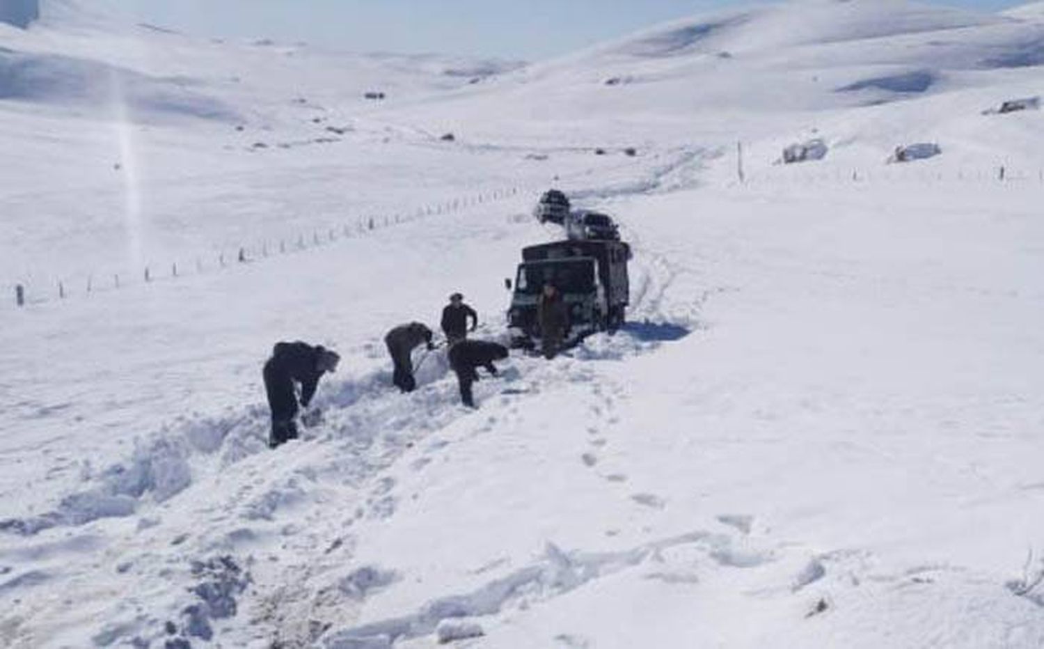 Gendarmes auxiliaron a una ciudadana de 90 años en medio de intensas nevadas