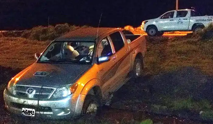 Quiso evadir un control y se encajó
